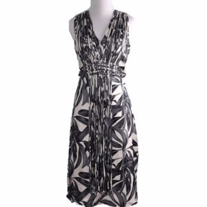 ⬇️ Badgley Mischka Size 4 B&W Silk V Neck Dress